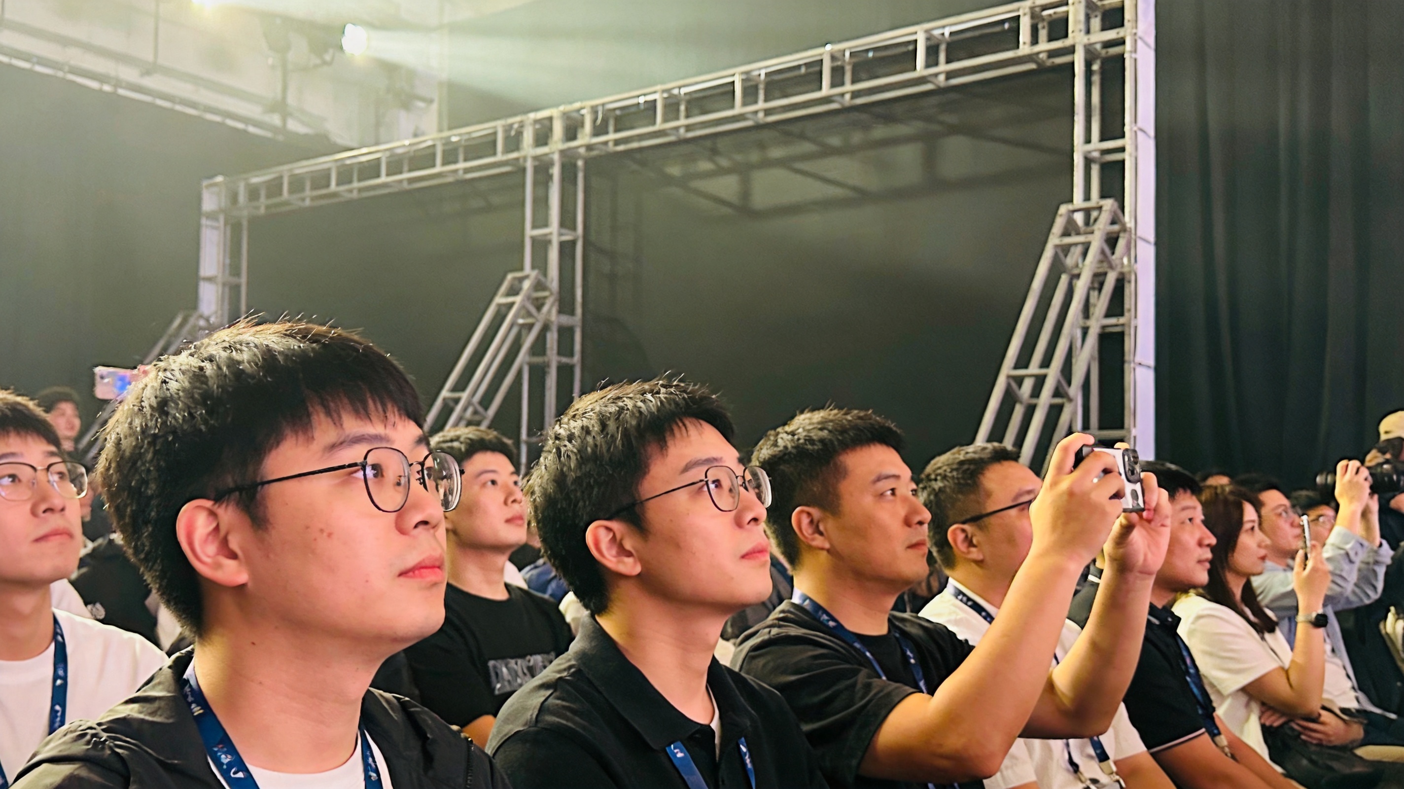 星空综合直播画面、比分弹窗、控球率图表